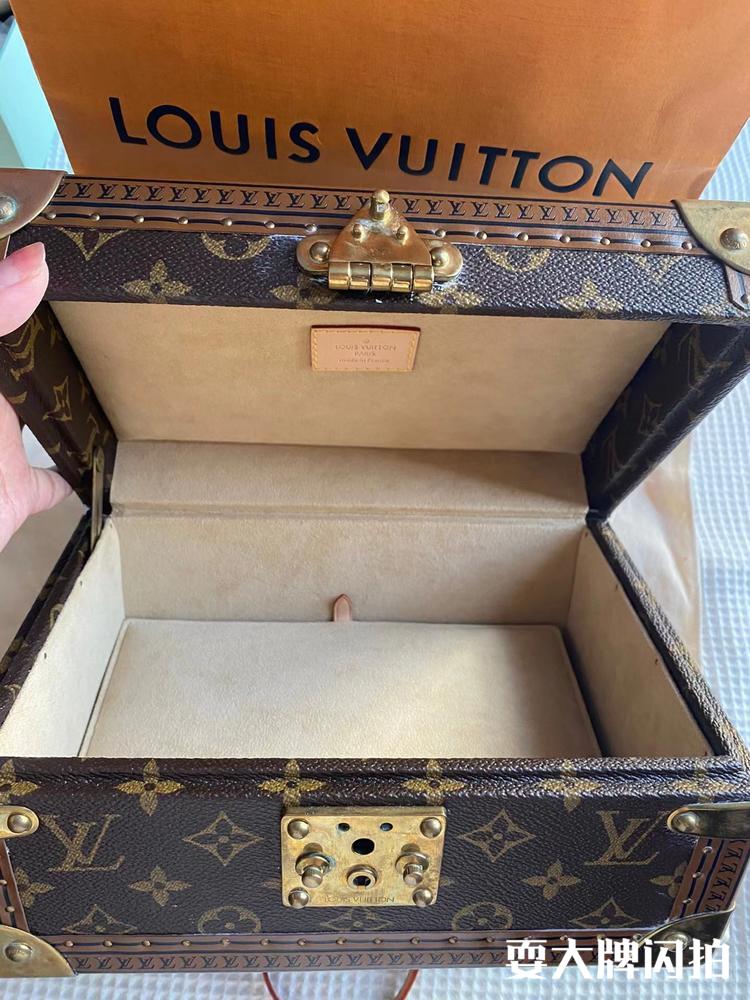 Louis Vuitton路易威登 老花复古首饰盒小箱子 LV老花复古首饰盒小箱子，极具优雅复古气息，经典箱子设计，摆放收纳或收藏都可，高级精致款原价好几万